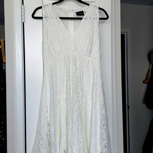 Beautiful white v-neck lace trim dress
